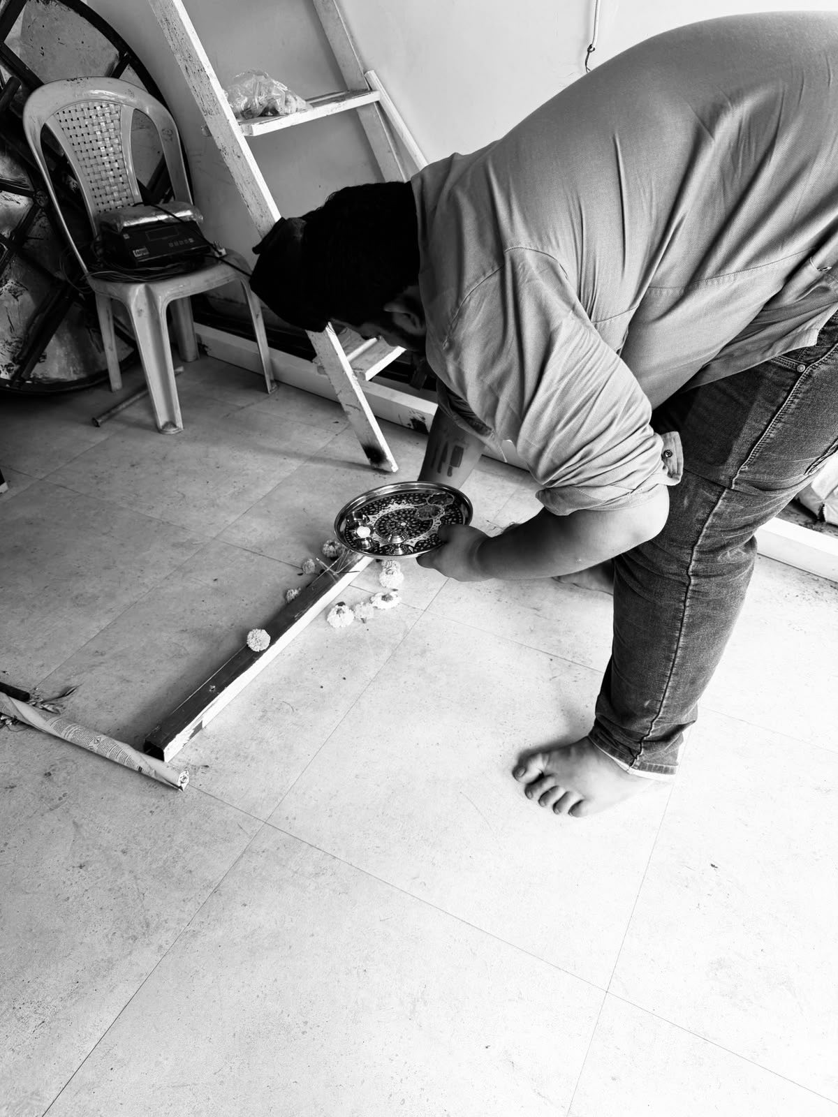 A hands-on coffee workshop in black and white